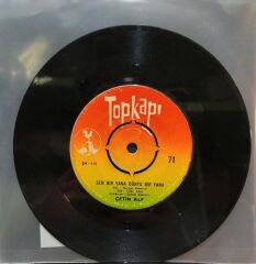 Çetin Alp – Her Şeyi Unutalım / Sen Bir Yana Dünya Bir Yana 45'lik