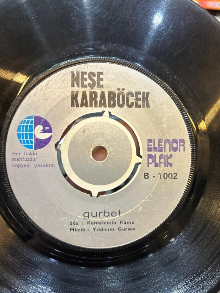 Neşe Karaböcek ‎– Aşk ve Gurur / Gurbet 1974 BASKI 45LİK