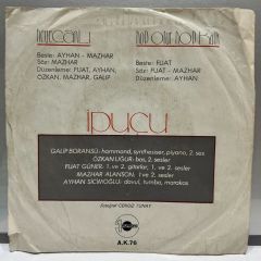 İpucu (MAZHAR ALANSON,FUAT GÜNER,ÖZKAN UĞUR,AYHAN SİCİMOĞLU,GALİP BARANSÜ) – Heyecanlı / Hop Otur Hop Kalk NADİR 45LİK