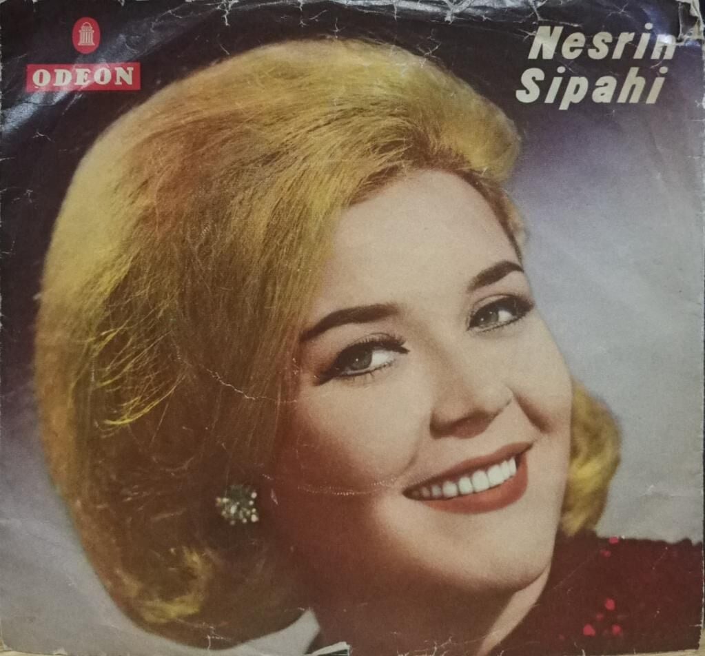 Nesrin Sipahi – Yıldızların Altında / Gözleri Aşka Gülen 45'lik