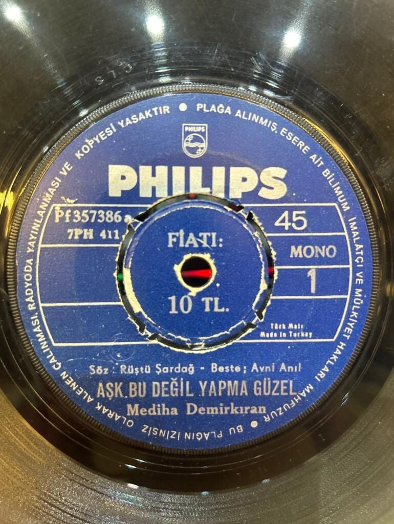 Mediha Demirkıran ‎– Aşk Bu Değil Yapma Güzel / Yalan Yıllar DÖNEM BASKI 45LİK