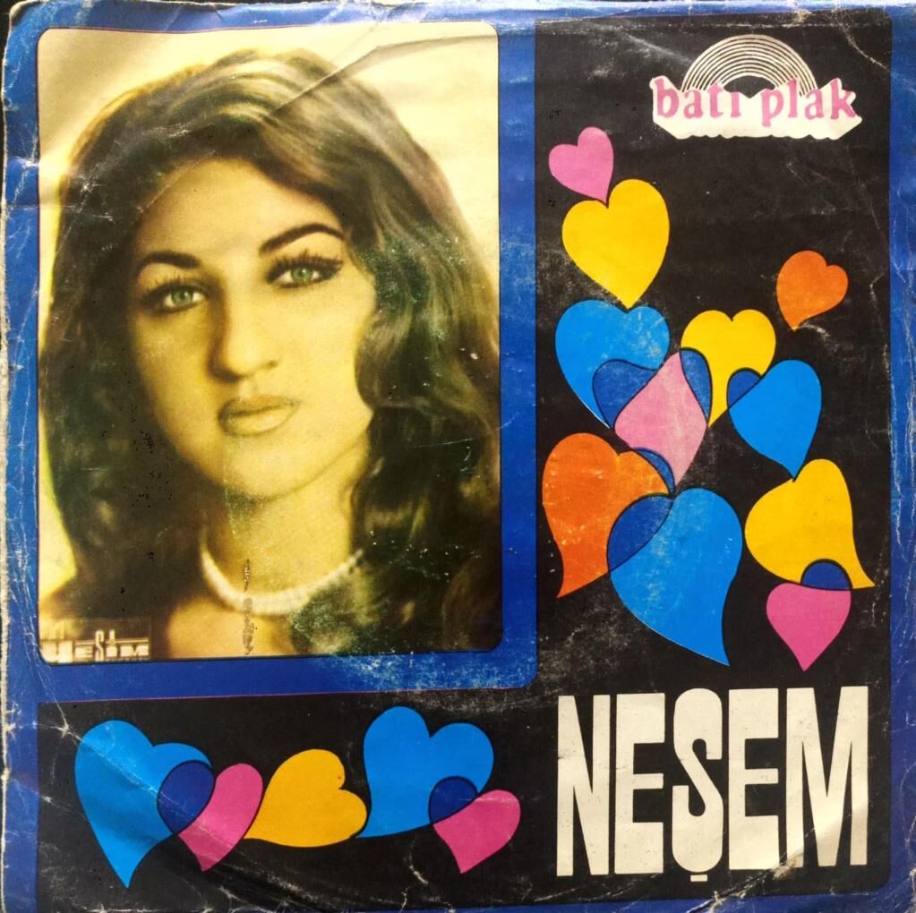 Neşem – Hiç Sevme Arkadaşim / Sevmenin Cesasi Oluyormuş 45'lik