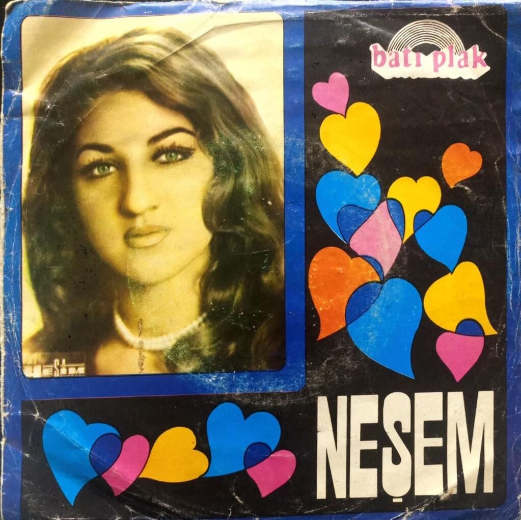 Neşem – Hiç Sevme Arkadaşim / Sevmenin Cesasi Oluyormuş 45'lik