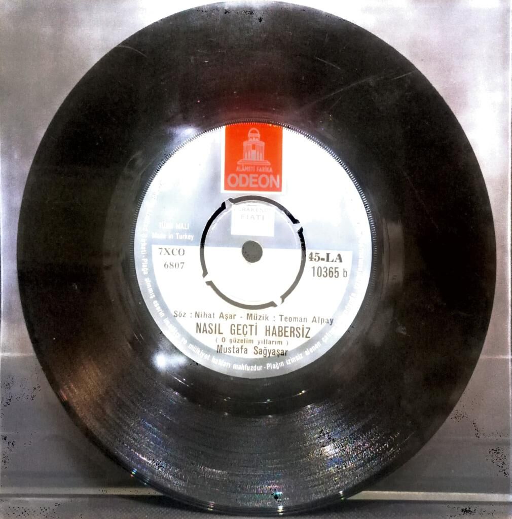 Mustafa Sağyaşar – Meğer Hayat Bir Masalmış / Nasıl Geçti Habersiz (O Güzelim Yıllarım) 45'lik