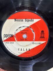 Nesrin Sipahi ‎– Dağlarda Duman Güzeldir / Yalan 1969 BASKI 45LİK