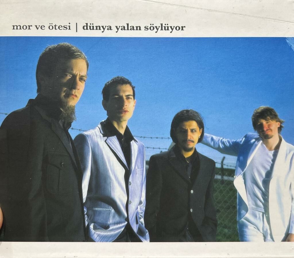 DİKKAT CD Mor Ve Ötesi – Dünya Yalan Söylüyor 2004 BASKI CD