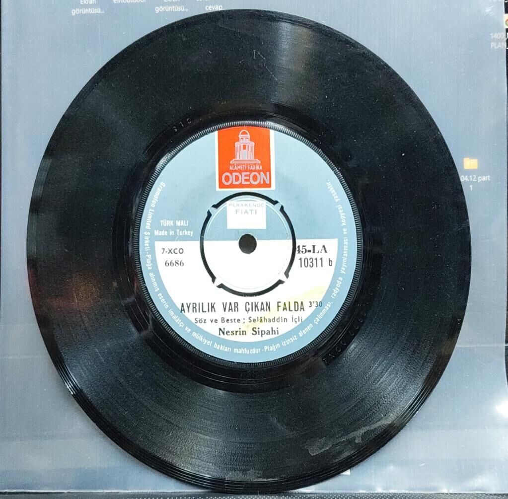 Nesrin Sipahi – Ayrılık Var Çıkan Falda / Ben Seni Unutmak İçin Sevmedim 45'lik